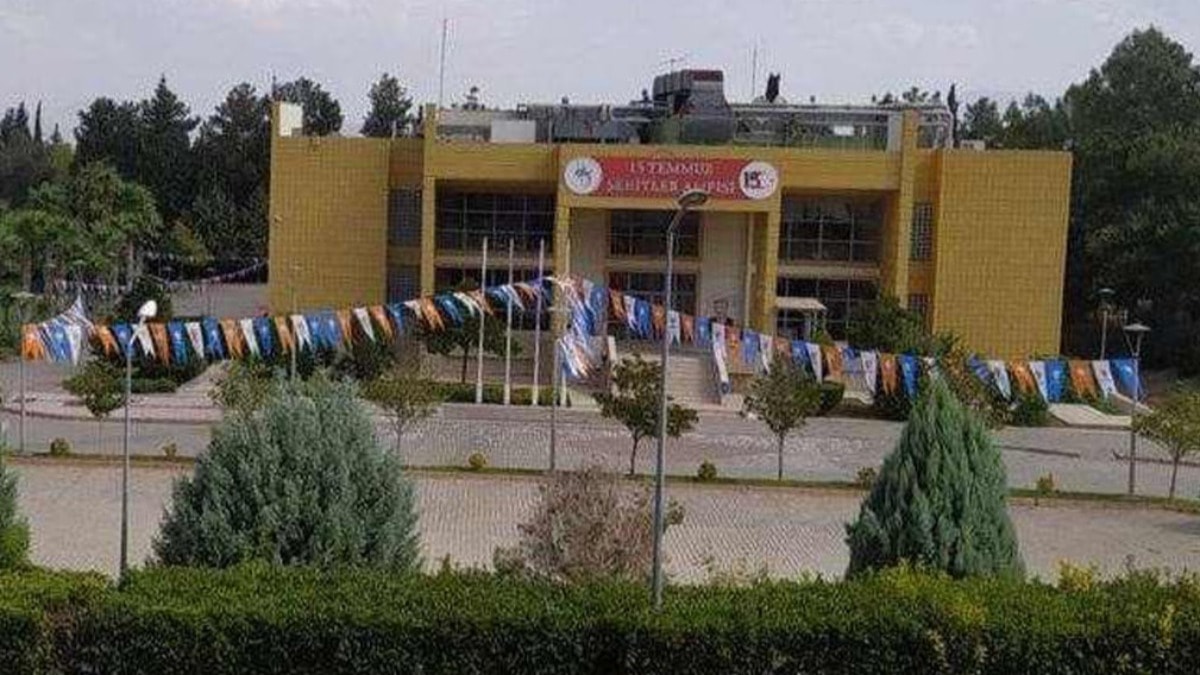 Üniversitede AKP bayrakları