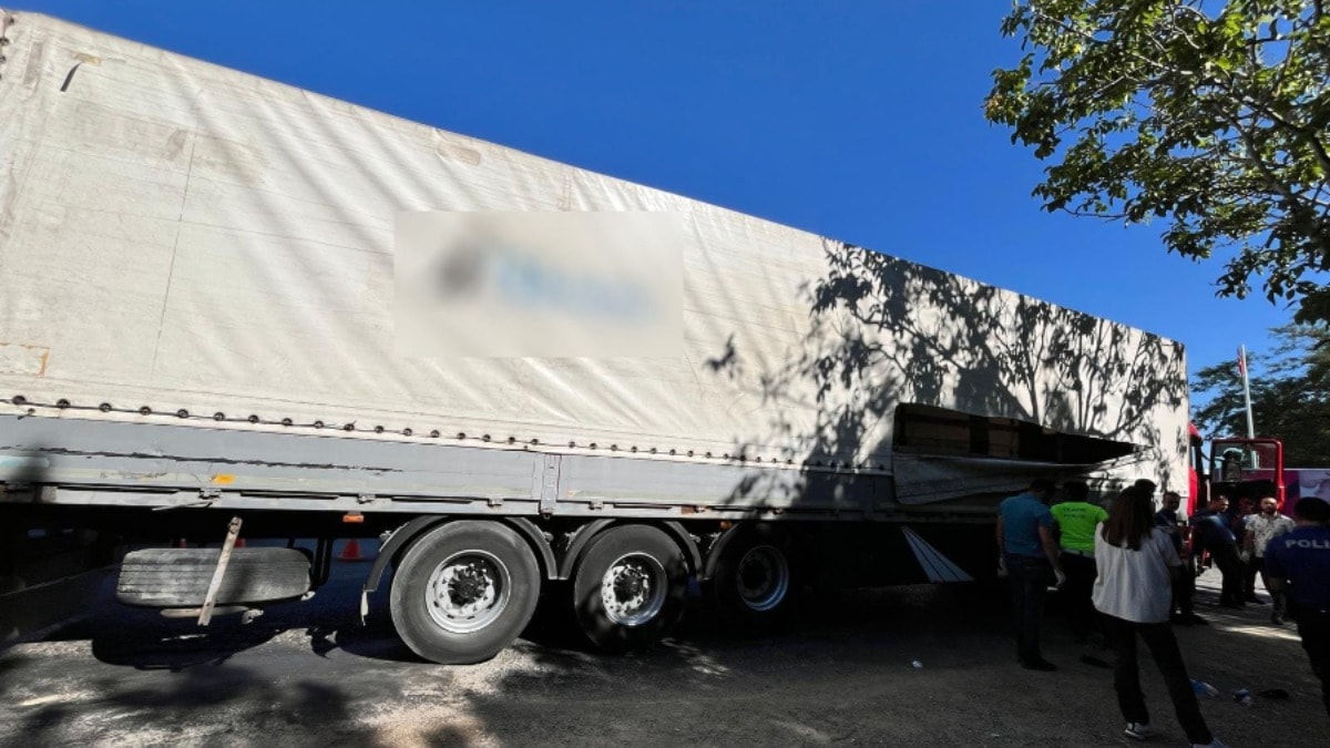 TIR’ın dorsesinden 21 kaçak göçmen çıktı