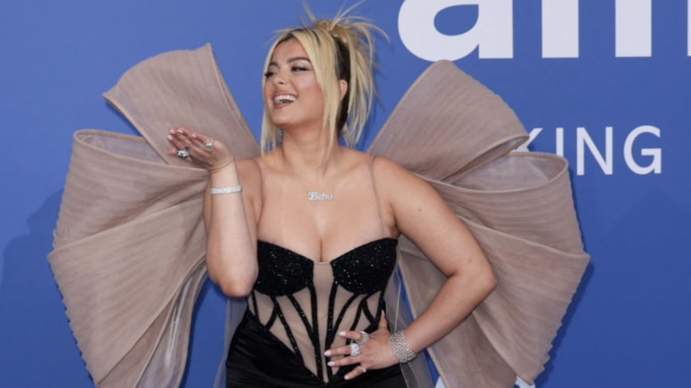 Ünlü şarkıcıya anadilinde konuştuğu için tehdit iddiası