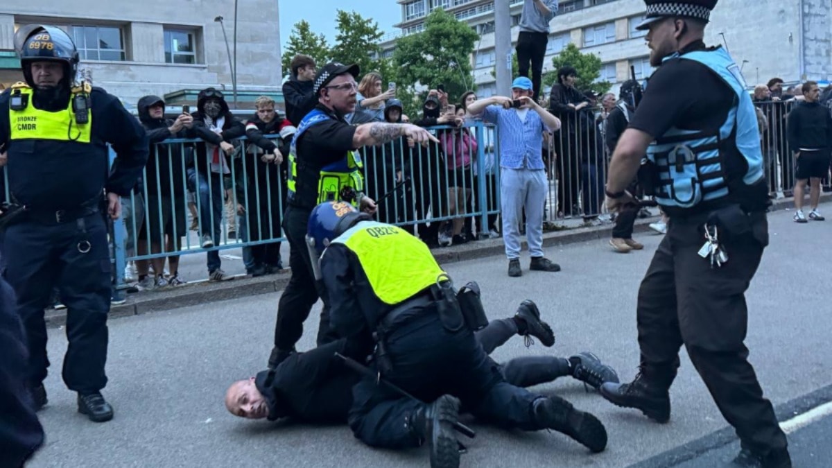 İngiltere diken üstünde: Aşırı sağcıların saldırıları endişe yaratıyor