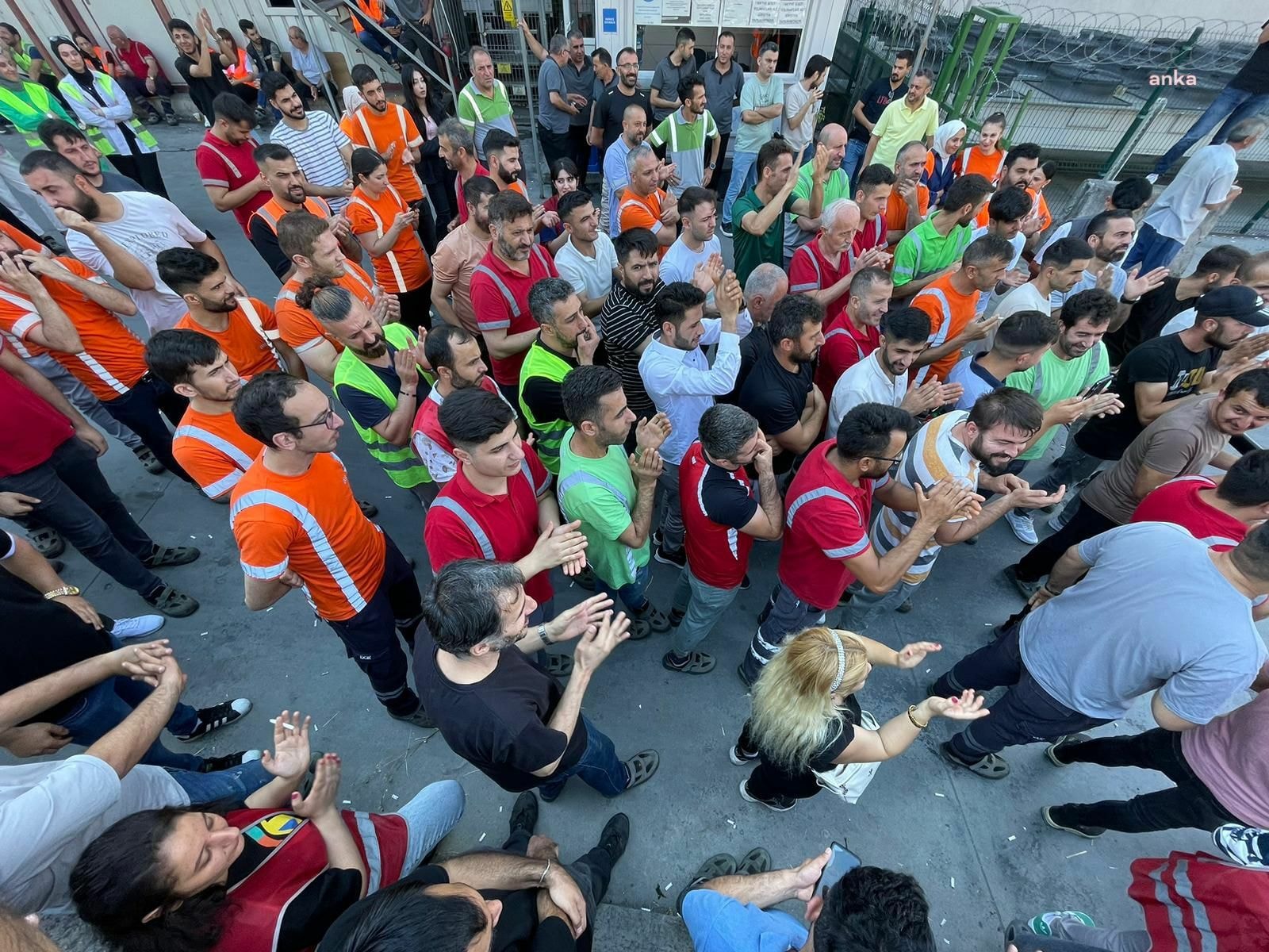 CarrefourSA deposunda işçiler eylemde