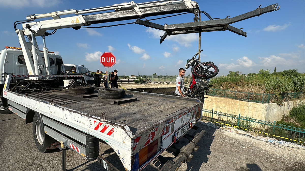 Motosikletle atık su kanalına düştüler: 2 kişi öldü