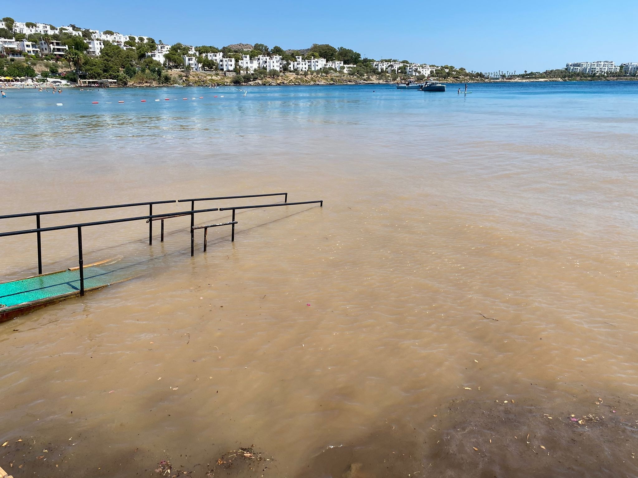 Bodrum'da hat patladı, çamurlu sular cennet koya aktı