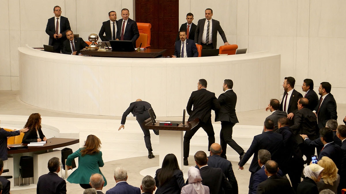 Rezalet dış basında: Kanlı parlamento