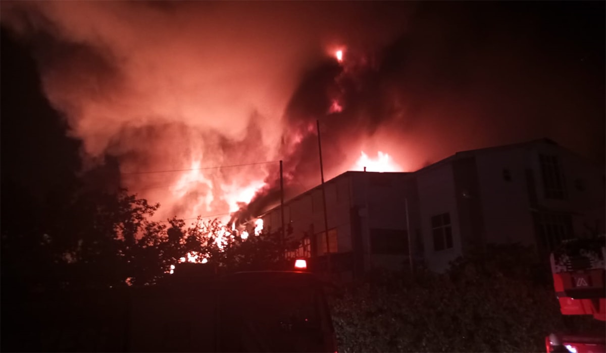 İstanbul'da korkutan yangın! Alevler geceyi aydınlattı