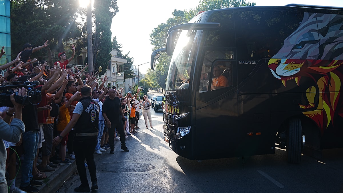 Galatasaray ve Beşiktaş Süper Kupa için hazır: Takımlar Atatürk Olimpiyat Stadı'na hareket etti