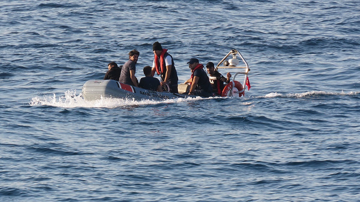 Çanakkale açıklarında 24 düzensiz göçmen yakalandı