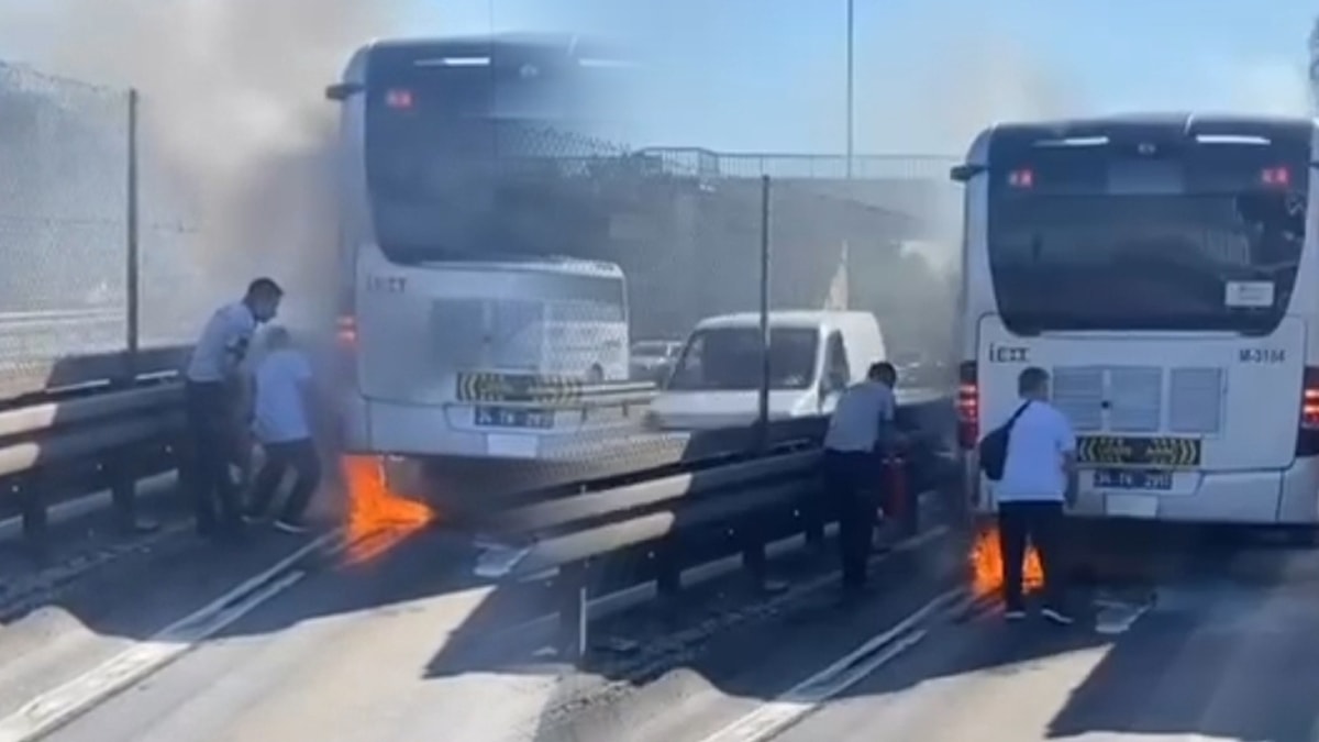 Küçükçekmece'de metrobüsün motor bölümünde yangın