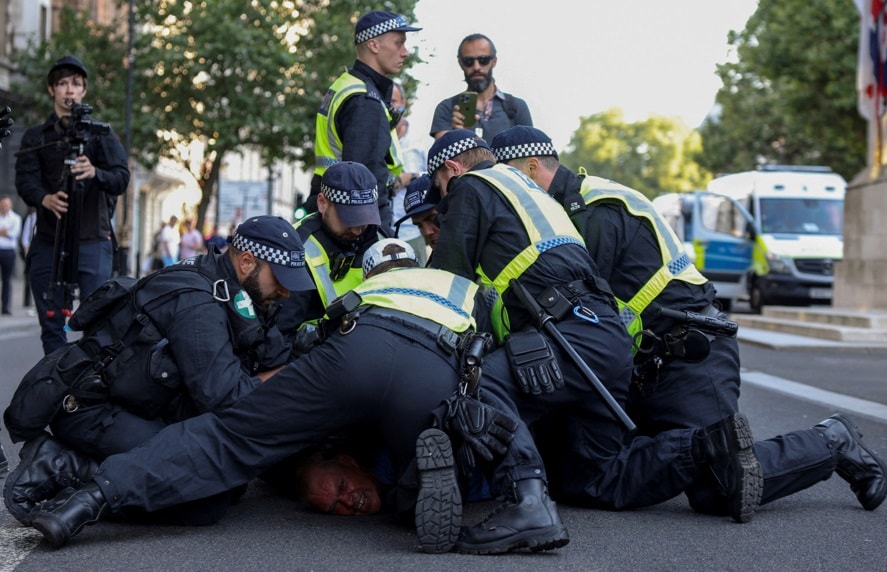 İngiltere'yi sarsan bıçaklı saldırı: Aşırı sağcılar polisle çatıştı