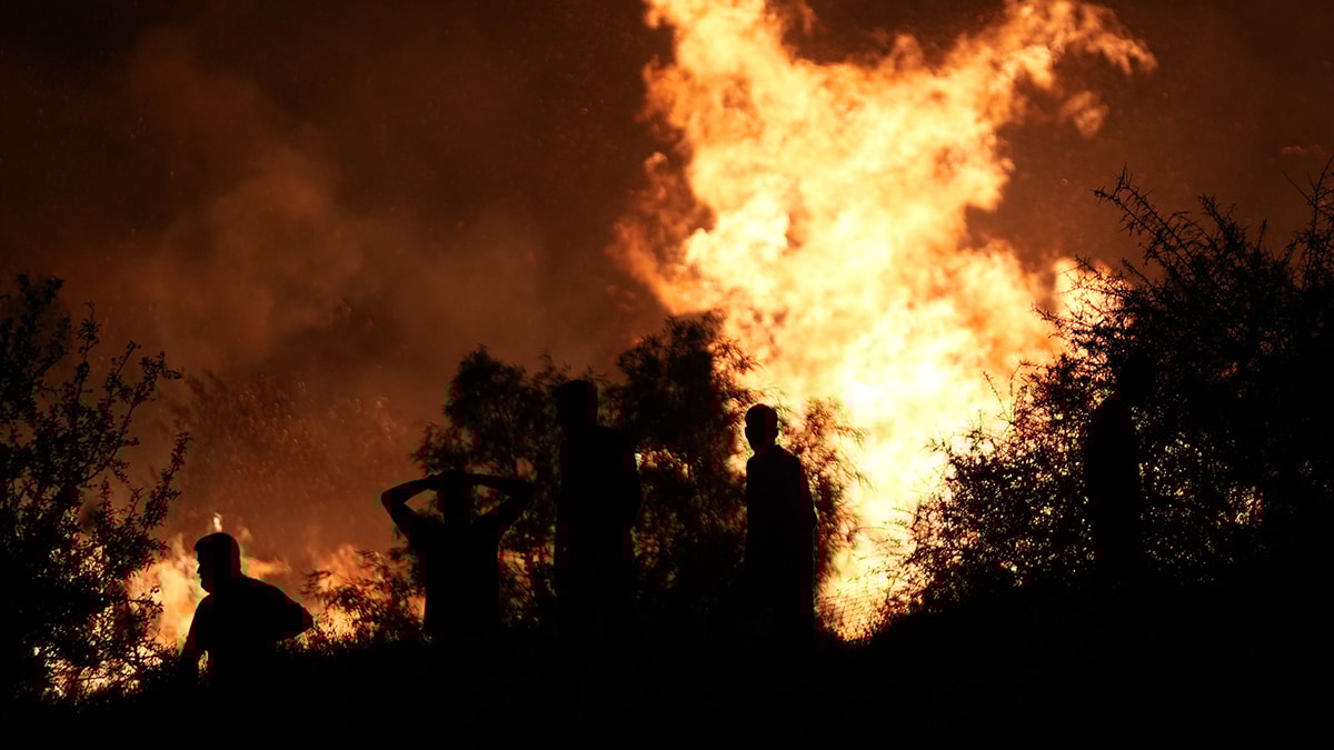 İzmir’de büyük yangın… Alevler binalara sıçradı