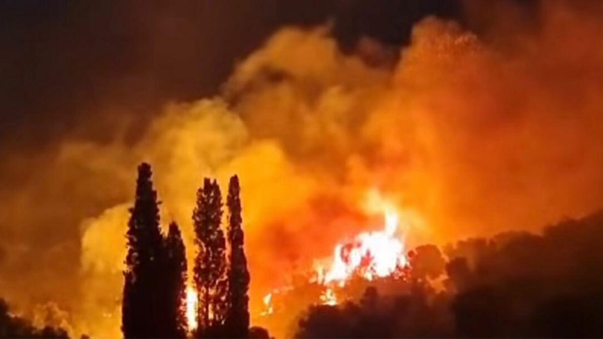 İzmir'de orman yangını: 3 kişi dumandan etkilendi