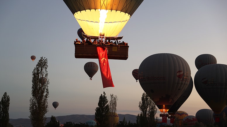 Balonlar Türk bayraklarıyla uçtu