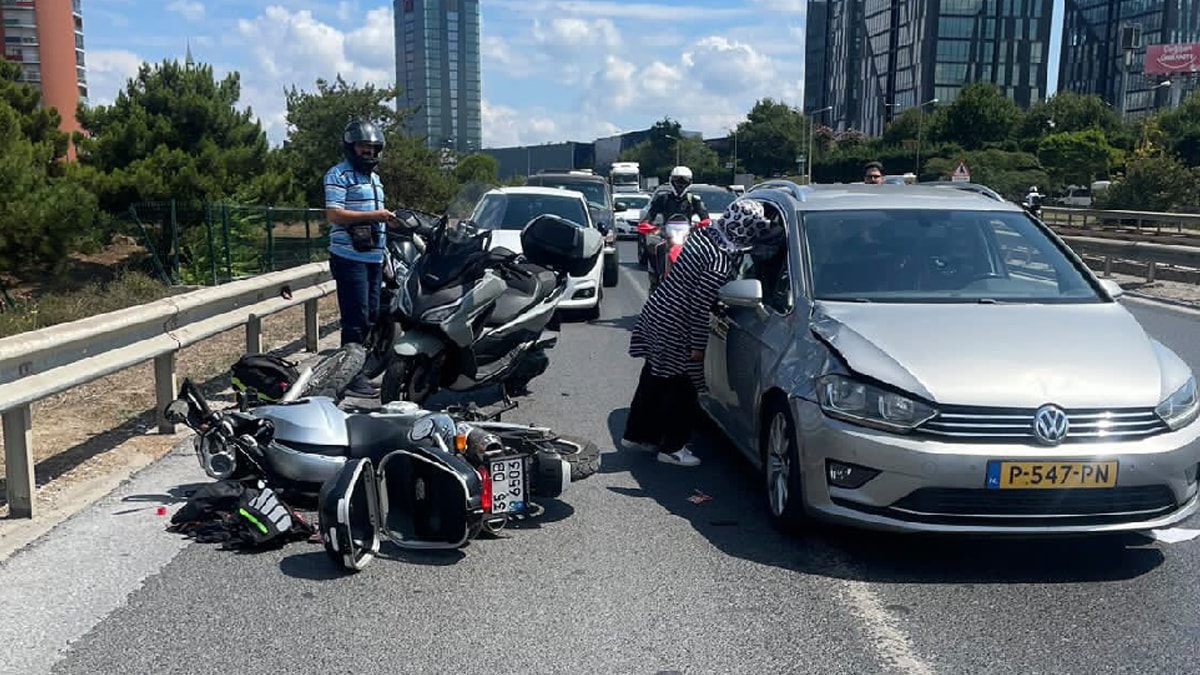 Kontrolsüz şerit değiştiren otomobile motosiklet çarptı