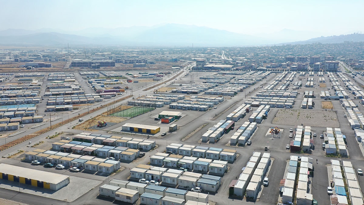 Depremlerin merkez üssünde 4 konteyner kent tahliye edildi