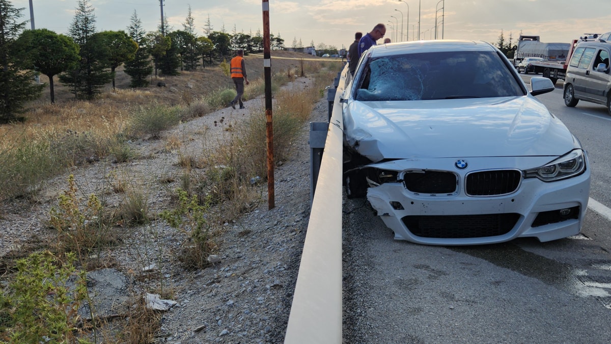 Bariyerlere çarptığı aracının parçalarını toplarken ikinci kazada öldü