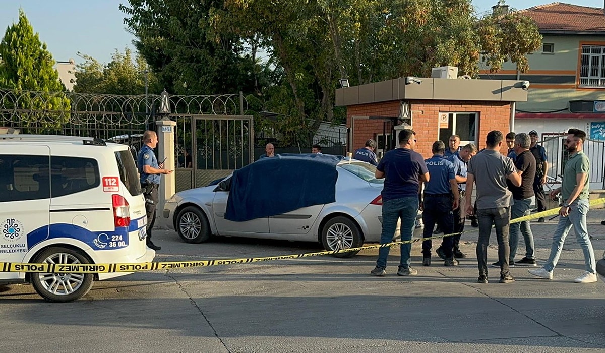 Öldürdüğü eşinin cansız bedeniyle karakola gidip teslim oldu
