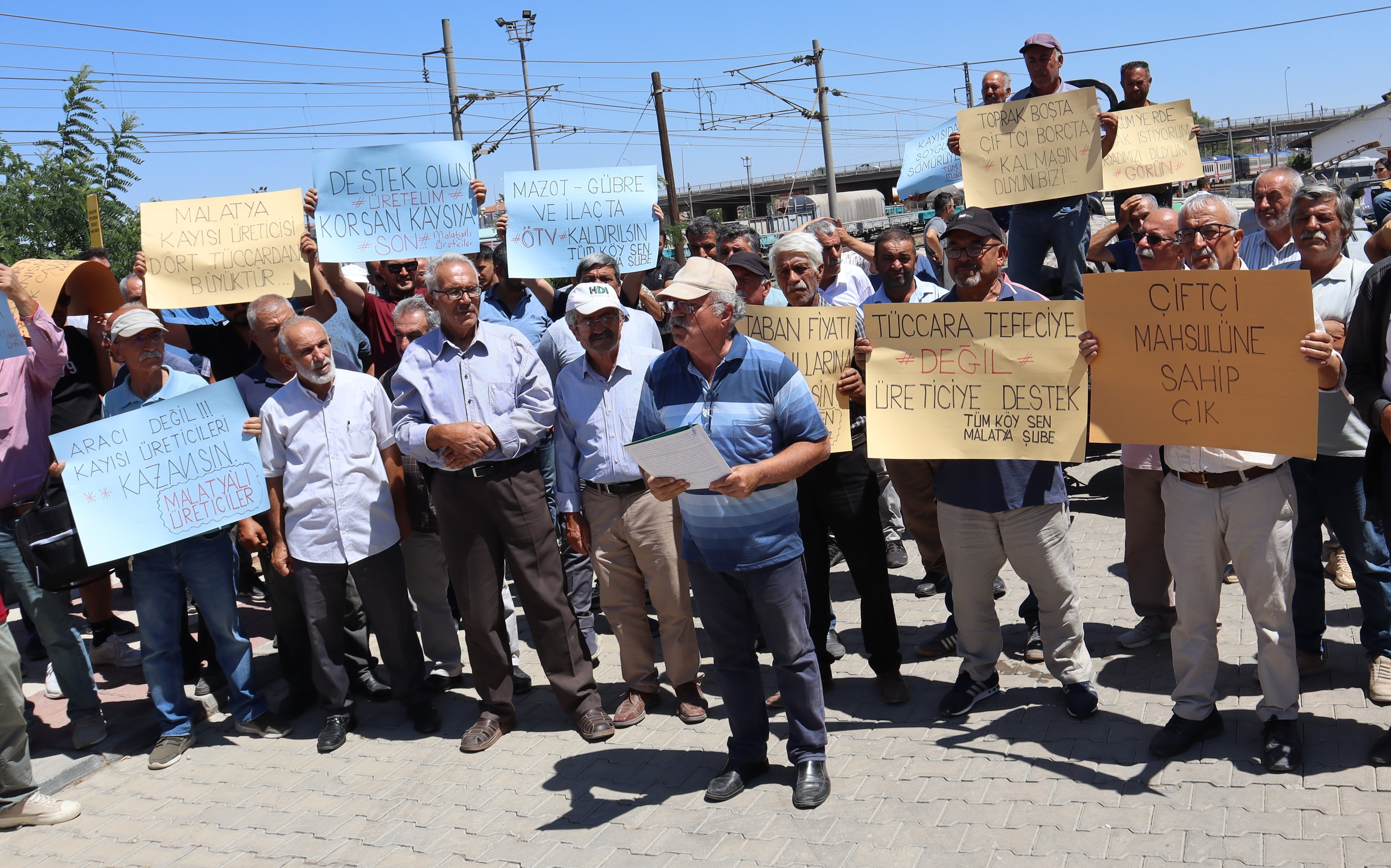 Malatyalı çiftçilerden kayısı taban fiyatının açıklanmamasına protesto