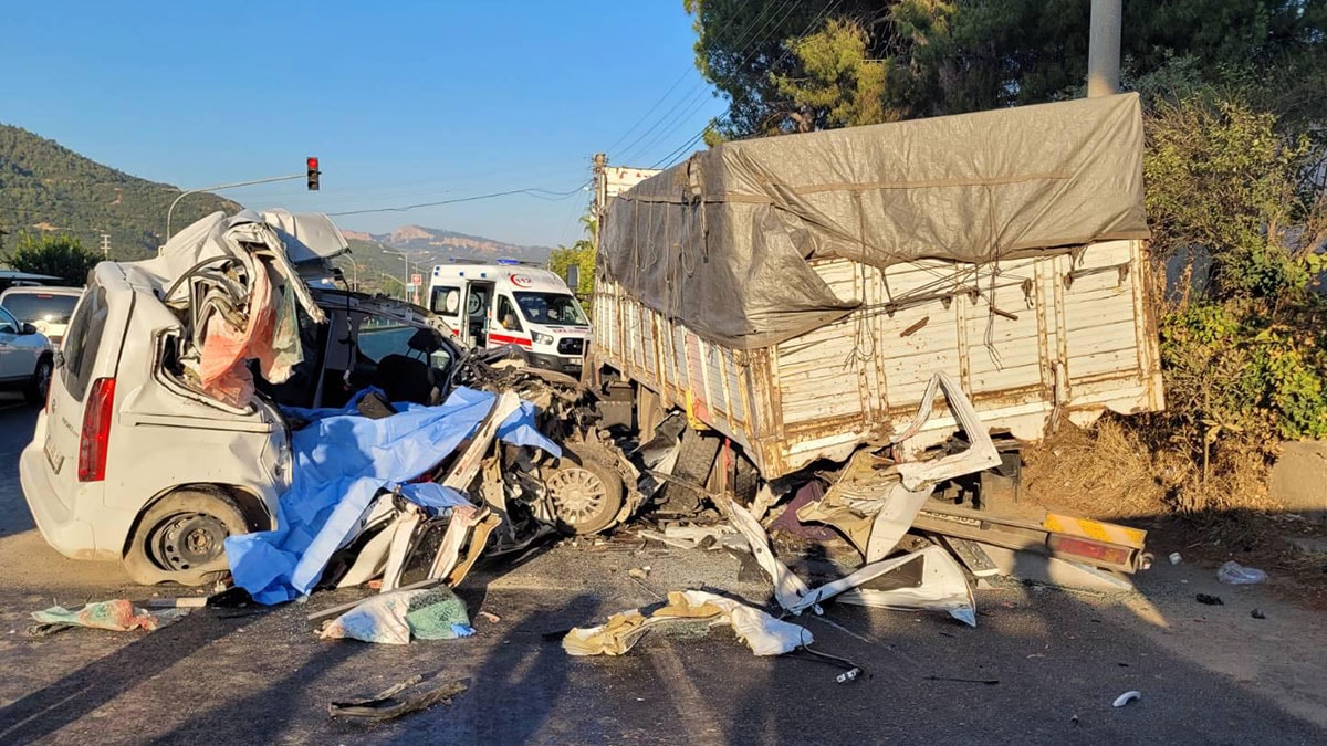 Manisa'da korkunç kaza: 4 kişi öldü