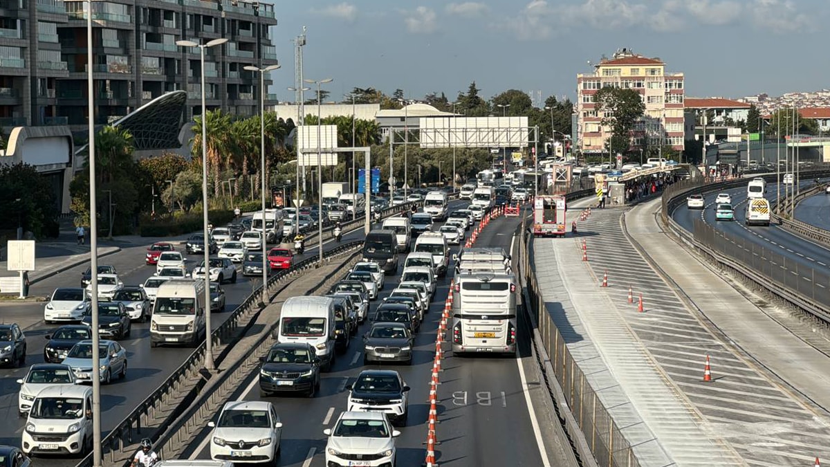 Bir metrobüs durağı daha kapanıyor