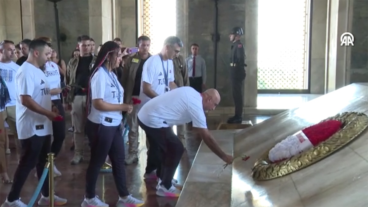 Gümüş madalyalı Yusuf Dikeç ve Şevval İlayda Tarhan’dan Anıtkabir’e anlamlı ziyaret