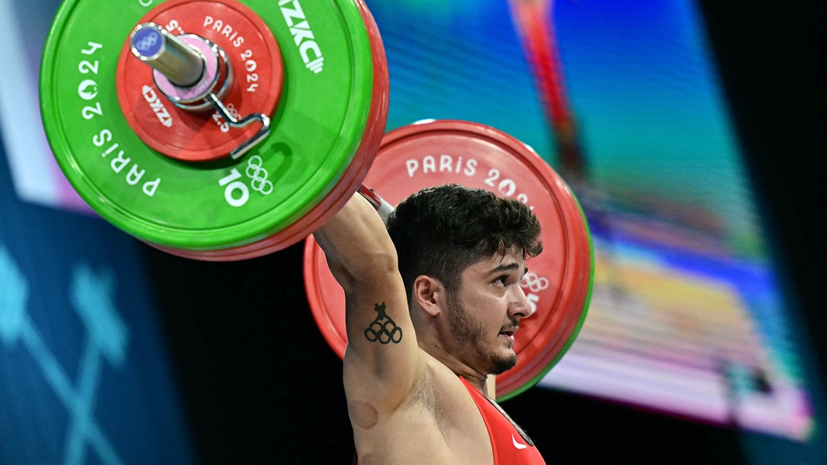 Milli haltercimiz Muhammed Furkan Özbek, Paris 2024'te dördüncü oldu