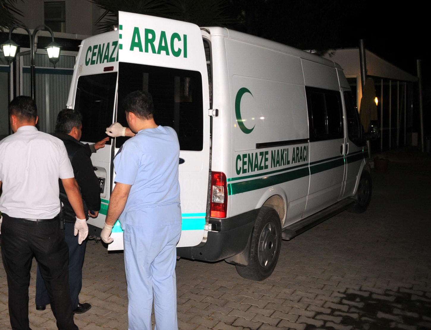 Arkadaşını sokak ortasında öldürdü