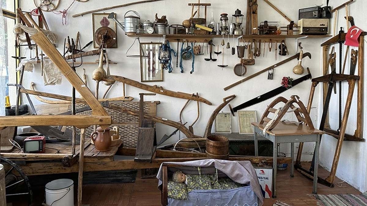 Eski eşyaları toplayıp köy kıraathanesini müzeye çevirdi