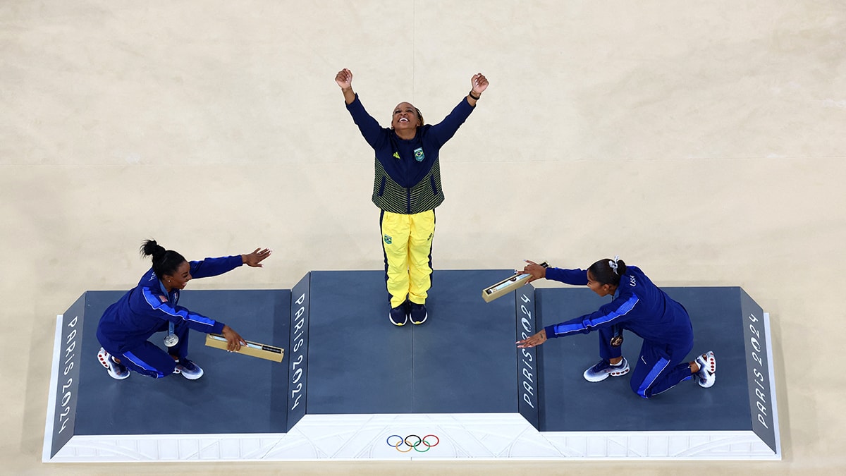 Rebeca Andrade, Simone Biles'i geçerek yer hareketlerinde altın madalya kazandı