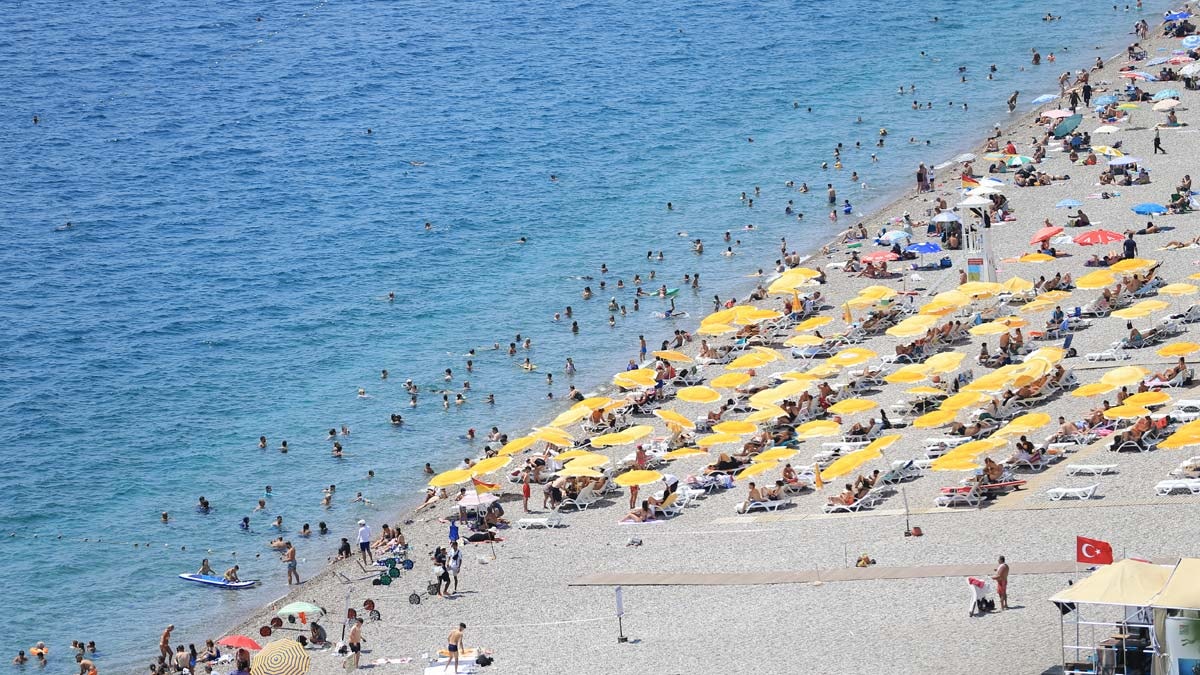 Antalya sahillerinde sıcak hava yoğunluğu