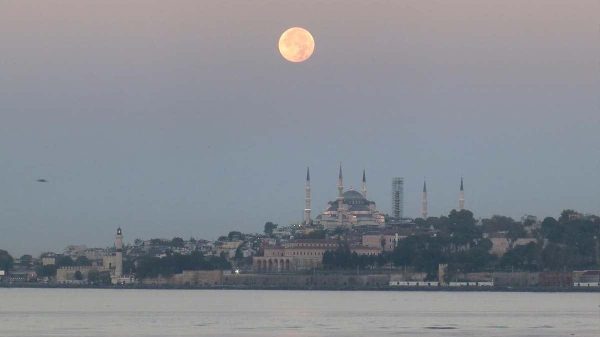 Süper Ay İstanbul'da görsel şölen oluşturdu