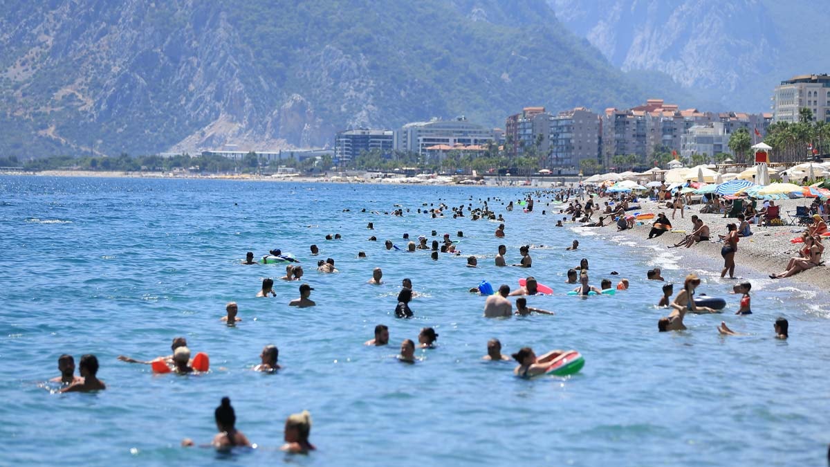 Sıcaktan bunalanlar sahillerde yoğunluk oluşturdu