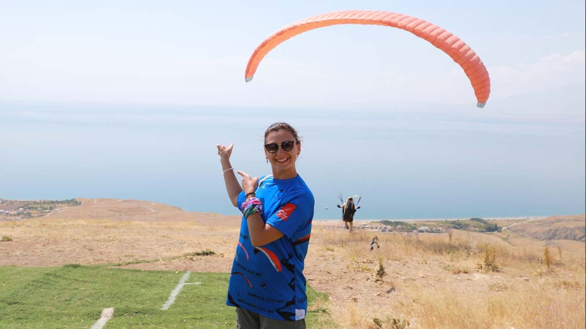 Paraşüt tutkunu kadınlar, Van Gölü semalarında süzüldü