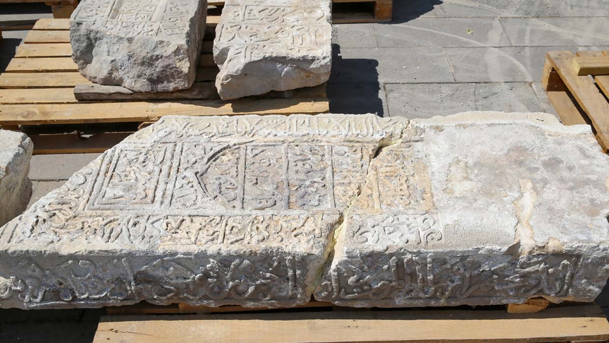 Van Gölü'nden çıkarılan Selçuklu mezar taşları ait oldukları yere taşındı