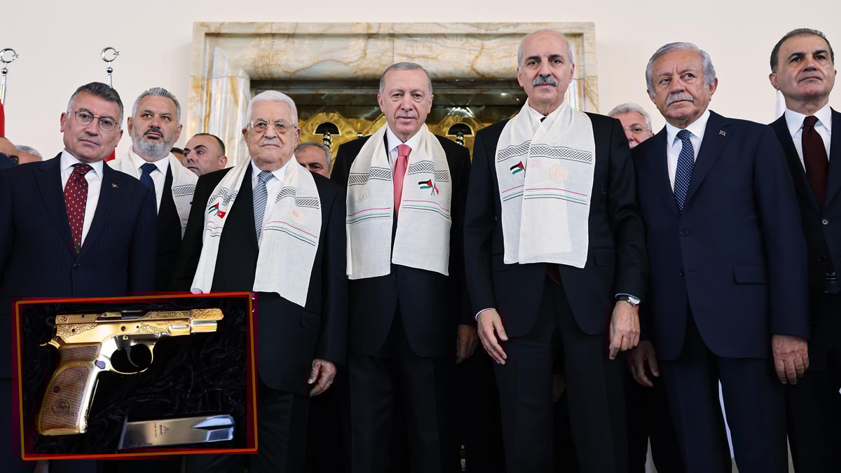 Numan Kurtulmuş, Mahmud Abbas'a silah hediye etti