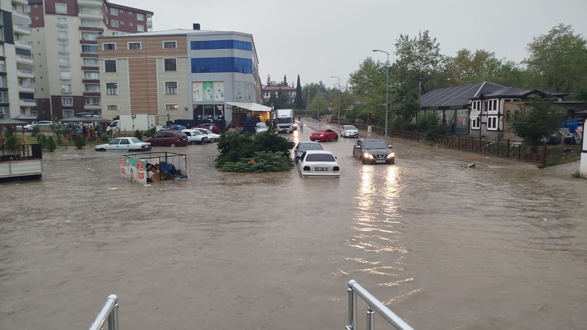 Sağanak ilçede hayatı felç etti