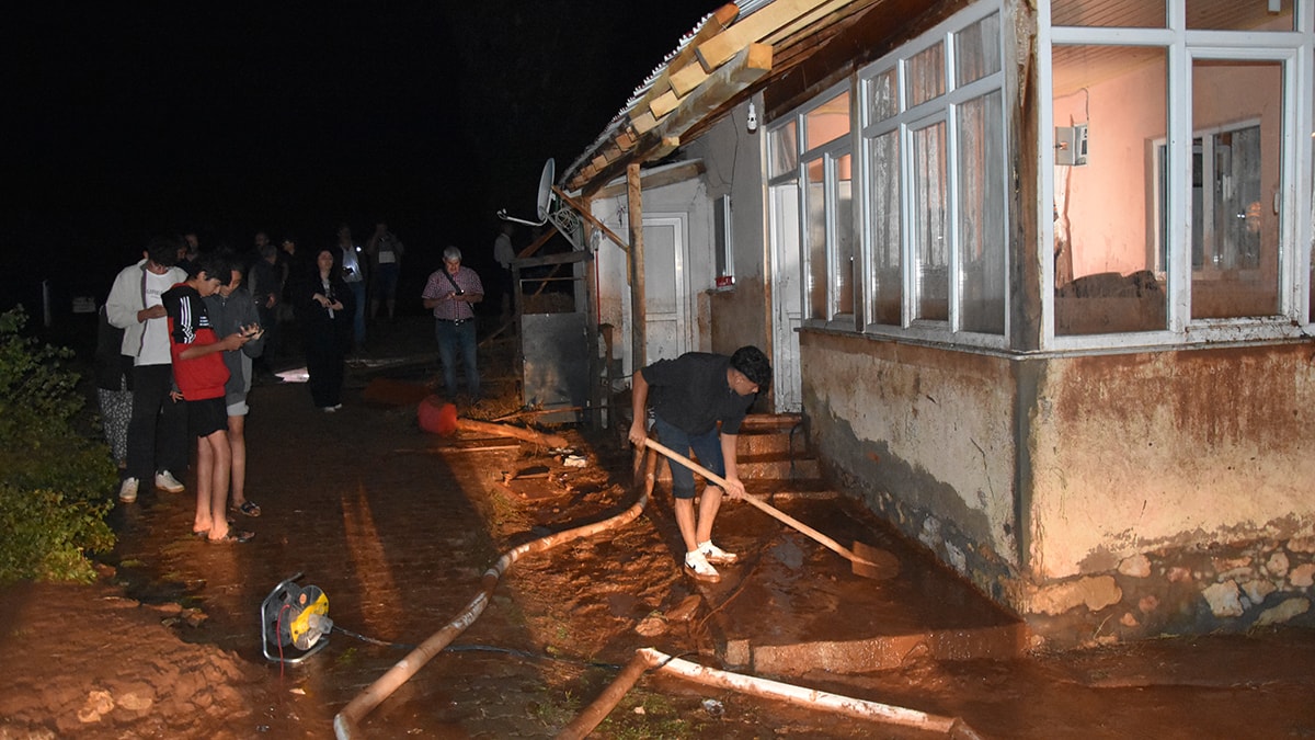 Sel felaketi: Evleri su bastı, araçlar sürüklendi