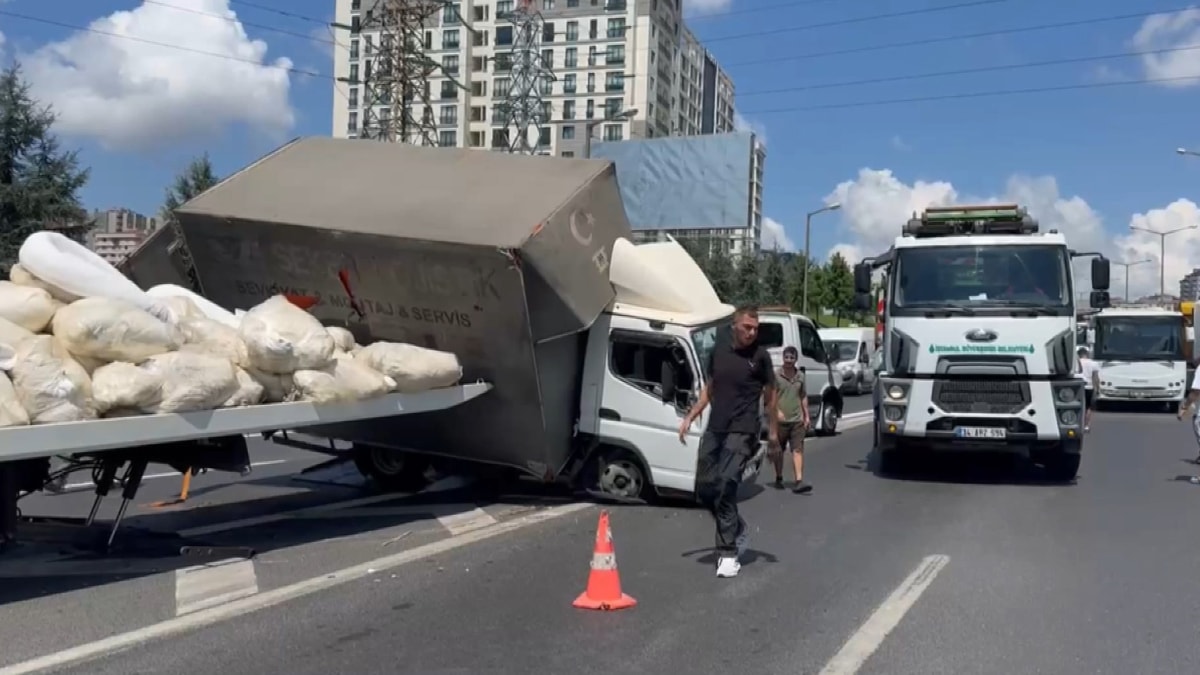 TEM otoyolunda kamyonet devrildi, trafik durma noktasına geldi
