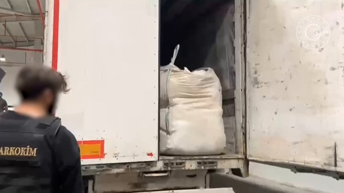 2.2 ton pudraya emdirilmiş halde uyuşturucu ele geçirildi