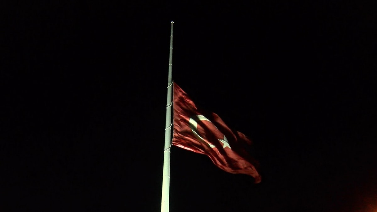 Haniye için bayraklar yarıya indi... İktidara 'milli yas' tepkileri