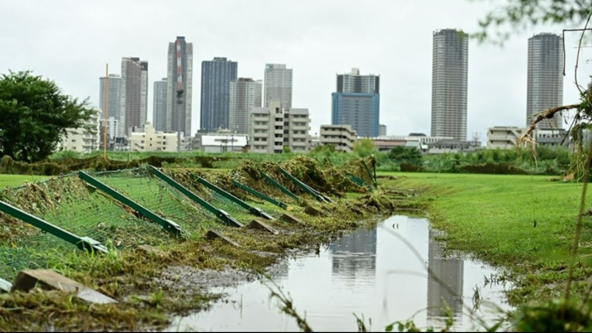 Tayfun ülkeyi felç etti: 233 ölü