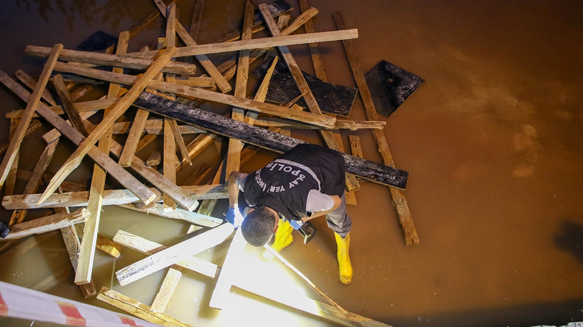 Kavga ederken çukura düştüler