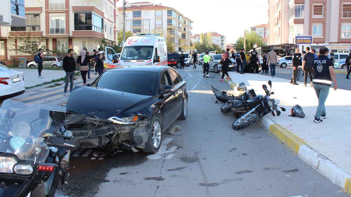 Ehliyetsiz sürücü polisten kaçarken otomobile çarptı, anne ile bebeği yaralandı