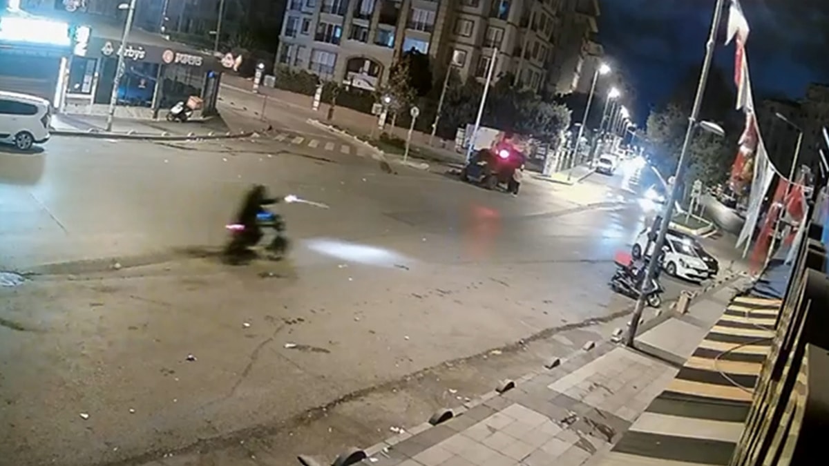 Esenyurt'ta polisin gözü önünde silahlı saldırı