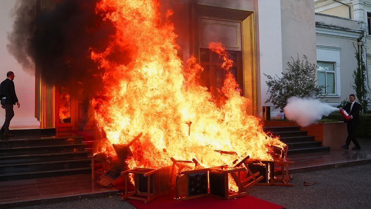 Mecliste büyük gerginlik: Vekiller sandalyeleri yaktı