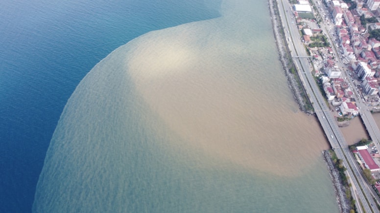 Karadeniz'in rengi değişti