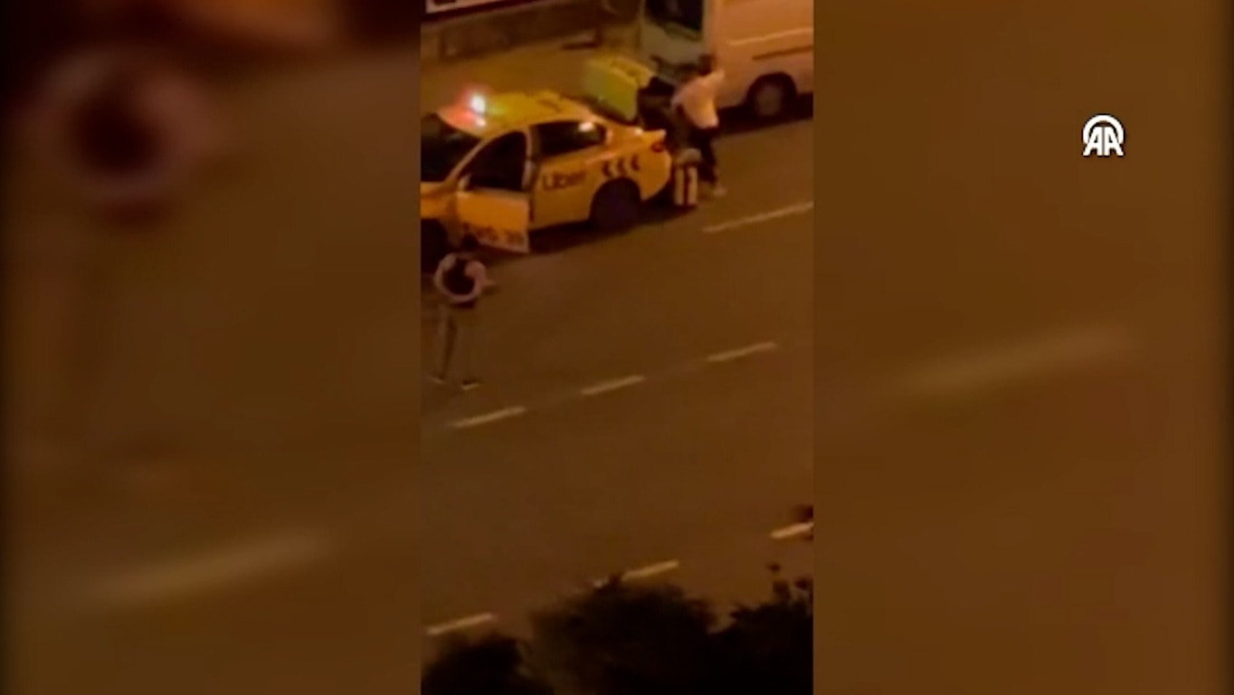 Taksici-müşteri kavgası kamerada: 'Polis çağırın, yardım edin'