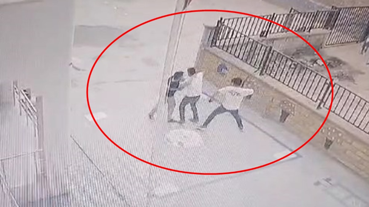 Öğretmene okul bahçesinde kemerle darp