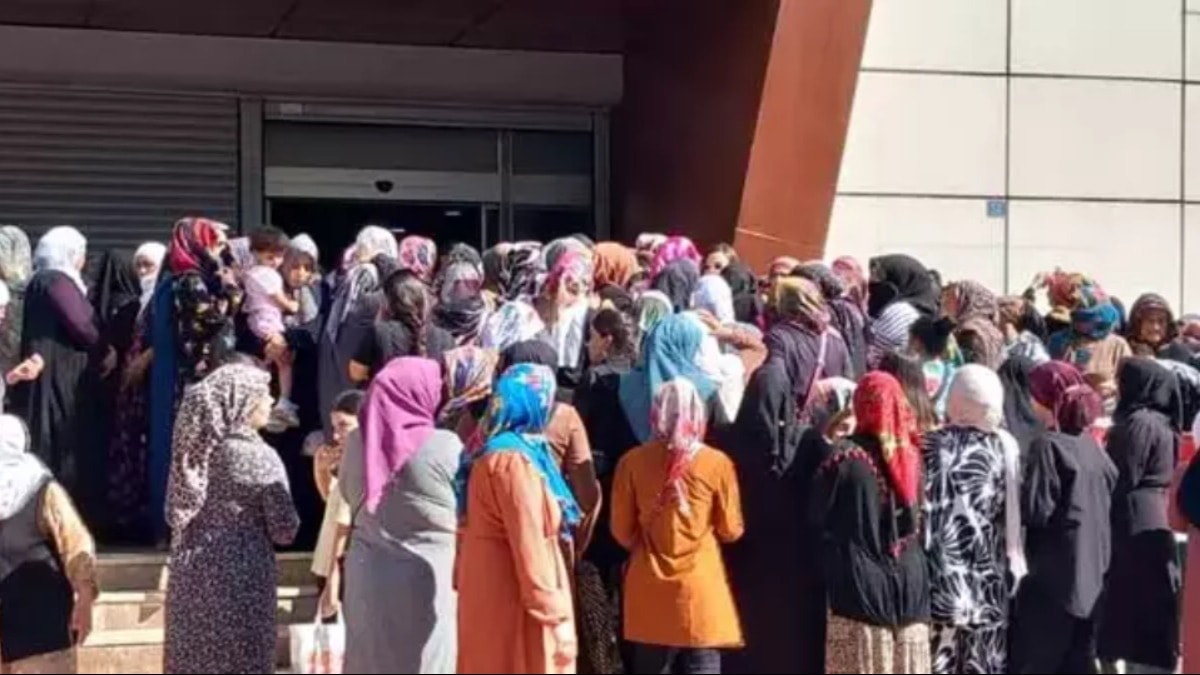 İndirim izdihamı: Metrelerce kuyruk oluştu