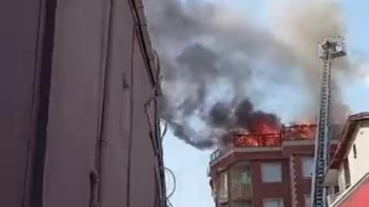 İstanbul'da 4 katlı binanın çatı katında yangın