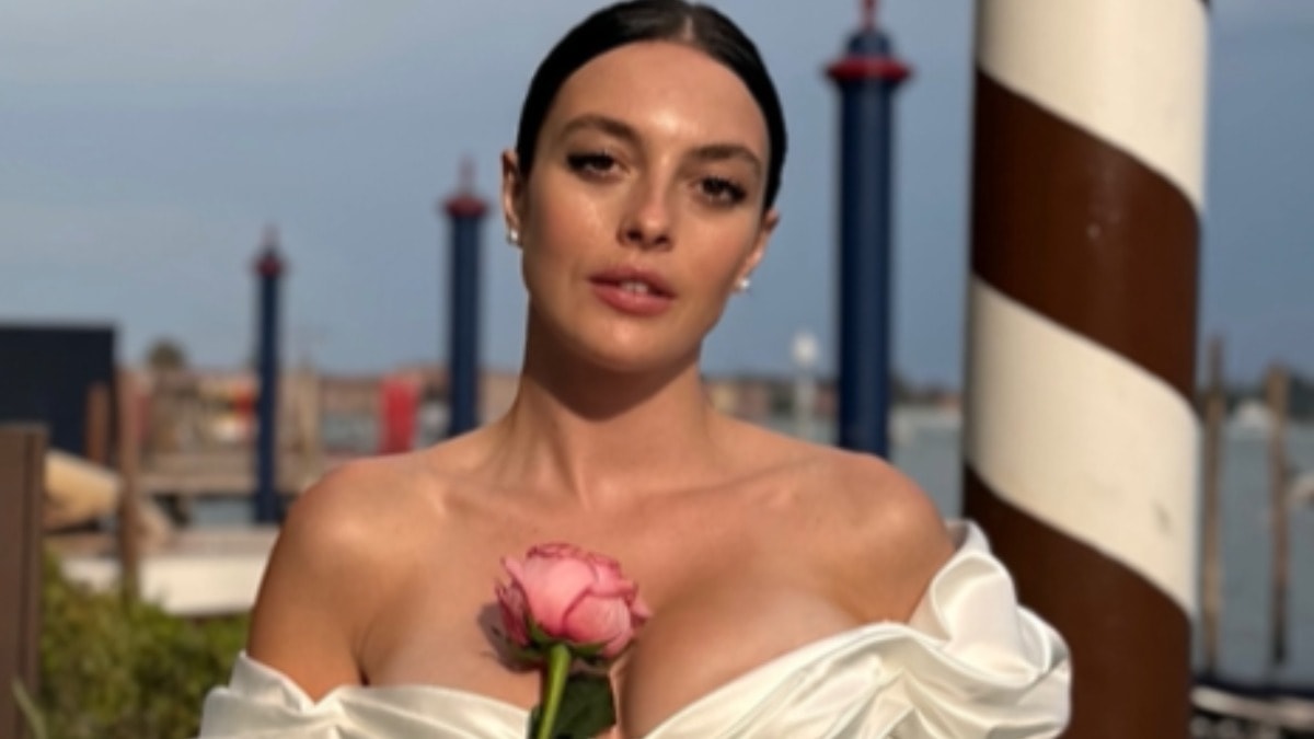 Melis Sezen'den Venedik dekoltesi